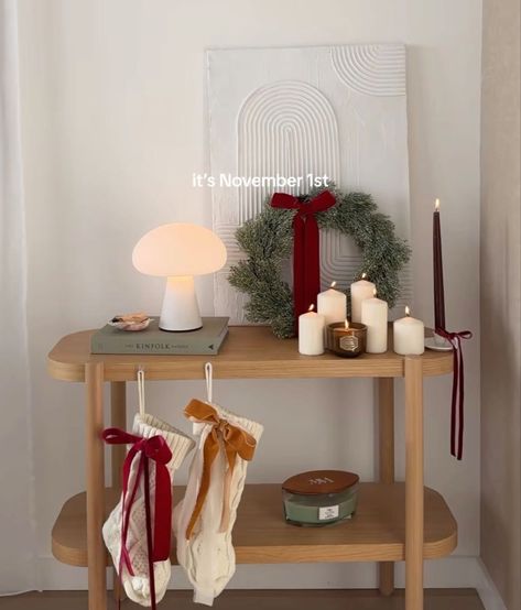 Minimalist Christmas 2024, Red Candles Christmas, Christmas Decor Aesthetic Apartment, Boho Modern Apartment, Vintage Christmas Decor Ideas, Ideas Decoracion Navidad, Fall Snow, December Winter, Vintage Decorations