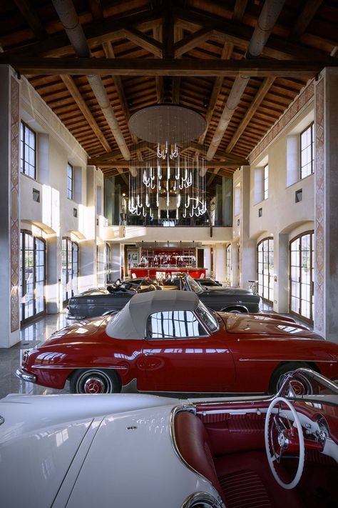 The Garage | Complete Kitchens Tailor made | Officine Gullo Elegant Garage Interior, Huge Garage With Cars, Classic Car Garage Ideas, Dream Garage Luxury, Luxury Home Garage, Mansion Garage, Minimalist Garage, Car Garage Ideas, Fancy Garage