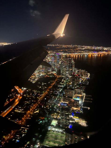 Window View Night, Miami At Night, Rp Models, Cady Heron, Airplane Landing, Airplane Window View, Airport Pictures, Airport Aesthetic, Travel Picture Ideas