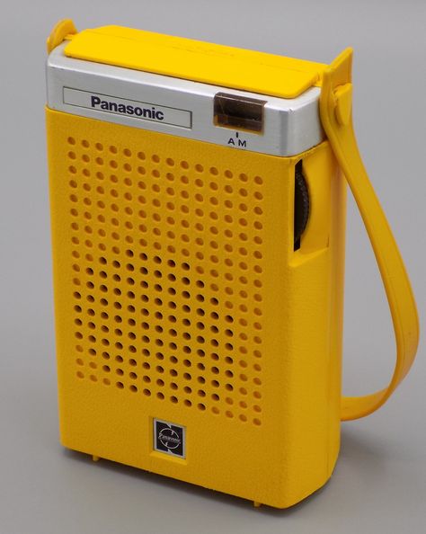 https://flic.kr/p/2hH5xGC | Vintage Panasonic Transistor Radio, Model R-1029, AM Band, 6 Transistors, Made In Japan, Circa 1972 | This radio was advertised together with the Panasonic Toot-A-Loop and Panapet radios. Transistor Radio Vintage, Pocket Radio, World Radio, Retro Appliances, Radio Vintage, Vintage Television, Retro Gadgets, Antique Radio, Portable Radio