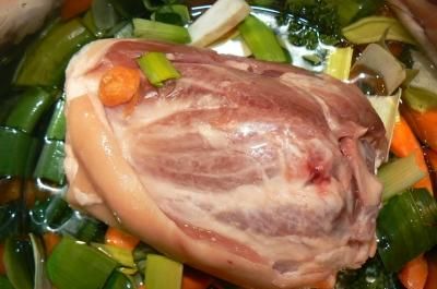 Das perfekte Mamas herzhaftes Eisbein- Rezept-Rezept mit einfacher Schritt-für-Schritt-Anleitung: Das Suppengrün schneiden und in einen Topf geben… Herb Roasted Chicken Breast, Pork Knuckle, Roasted Chicken Thighs, Herb Roasted Chicken, Roasted Chicken Breast, Tender Chicken Breast, German Food, Food Pin, Roasted Chicken