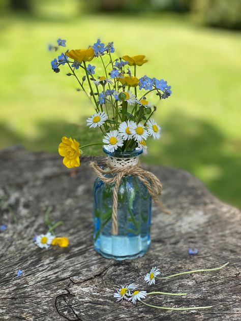 Daisy Decorations Wedding, Buttercup Flower Bouquet, Mason Jar Wedding Flowers, Daisies Wedding Decorations, Small Wildflower Arrangements, Yellow And Blue Table Decor, Blue And Yellow Flower Arrangements Wedding Ideas, Wedding Flowers Summer Simple, Wildflower Flower Arrangements