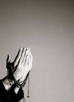 Now that we are done with the importance of Duaa, how important and powerful it is, the next thing in line to learn, is the proper way to make a duaa.  Just like there is a proper mannerism of move… Beads, Rosary, A Woman