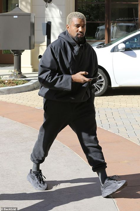 Kanye West Outfits, Kanye Fashion, Kanye West Style, Yeezy Fashion, Yeezy Outfit, Western Outfits Men, Robert Kardashian, Black Sweats, Mens Trendy Outfits