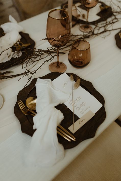 Brown Dinner Table, Bunny Tail Flower, Moody Spring Wedding, Twig Garland, Wedding Flatware, Tablescape Wedding, Napkin Wedding, Unique Table Settings, Tan Wedding