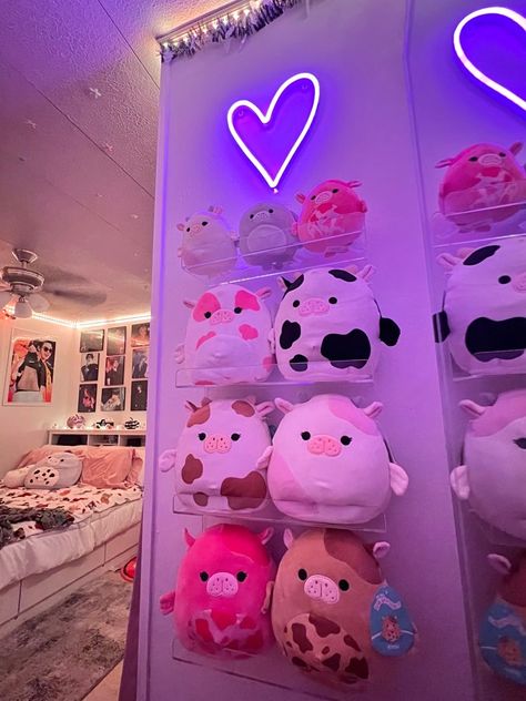 Squishmallows Bedroom Aesthetic, Squishmallow Themed Room, Squishmallow Tag Display, Squishmallow Photoshoot, Aesthetic Plushie Display, Squishmallow Shelf Display, Squishmallow Aesthetic Room, How To Display Squishmallows, Squishmallow Room Decor