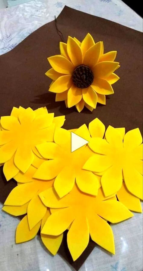 Paper Flower Sunflower, How To Make Sunflower, Diy Sunflower, Diy Fleur, Sunflower Crafts, Sunflower Party, Paper Sunflowers, Flower Pot Art, Diy Flores