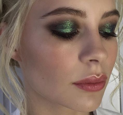 Green Glitter Eyeshadow, Glitter Eyeshadow Makeup, Green Eyeshadow Look, Sparkly Eyeshadow, Smoky Eyeshadow, Sparkly Makeup, Going Out Makeup, Sparkly Eyes, Green Makeup