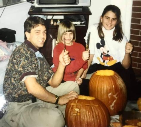 80s Thanksgiving, 1980s Halloween, 1990s Halloween, Halloween 80s, 80s Halloween, Hallowen Party, Halloween Pumpkin Carving, Teen Halloween, Candid Photo