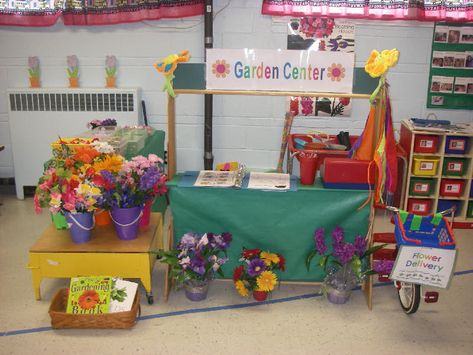 Garden centre role-play classroom display photo - Photo gallery - SparkleBox Preschool Dramatic Play, Spring Lesson Plans, Dramatic Play Themes, Spring Lessons, Preschool Garden, Role Play Areas, Dramatic Play Preschool, Dramatic Play Area, Preschool Lesson Plan