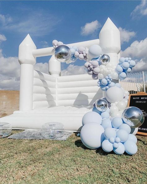 White Bounce House Rentals on Instagram: “Final photos from this gorgeous Frozen themed birthday party for Charlie! ❄️☃️🧊🤍 Super Mom: @amanda_stantonn Planner: @eventsbytalissa…” Wedding Bouncy Castle, Kids Bouncy Castle, Castle Bounce House, White Bounce House, Moon Bounce, Confetti Pattern, Bounce House Rentals, Frozen Themed Birthday Party, Bouncy House