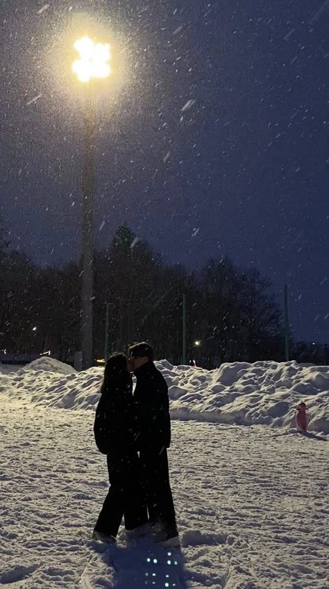 Couples In The Snow Aesthetic, Winter Couple Wallpaper, Couple Christmas Wallpaper, Couple Background Ideas, Christmas Wallpaper Couple, Couple In Snow Aesthetic, Winter Couple Pictures Aesthetic, Snow Couple Aesthetic, Couples Christmas Aesthetic