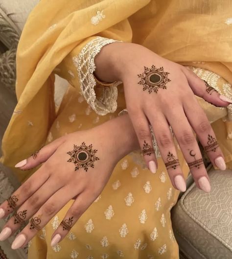 Trending Mehndi Designs, Short Mehndi Design, Henna Designs Wrist, Designs Mehndi, Finger Henna Designs, Henna Tattoo Designs Hand, Finger Henna, Simple Henna Tattoo, Latest Henna Designs