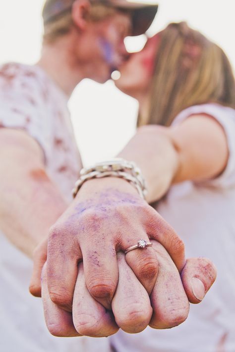 Holi Powder Engagement Holi Pose Ideas Couple, Painting Photoshoot Ideas Couple, Holi Poses, Powder Paint Photography, Peruvian Wedding, Holi Shoot, Holi Theme, Holi Hai, My Love Photo