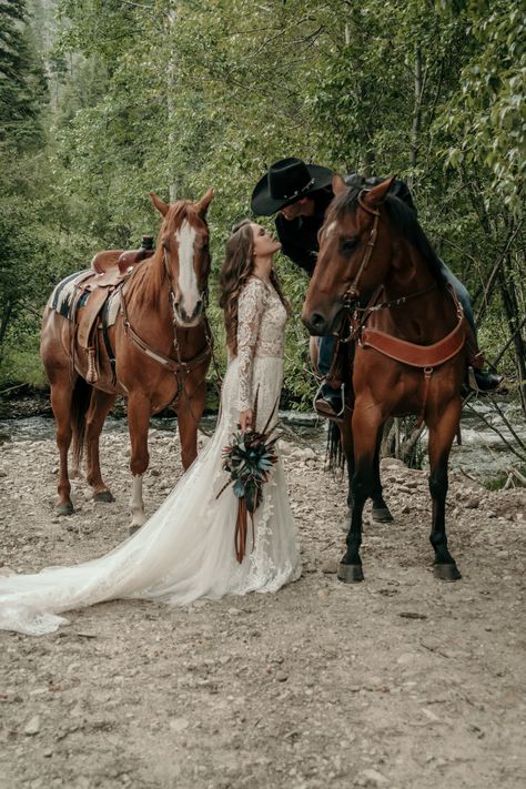 Bride With Horse, Western Groom, Canada Vibes, Cowboy Groom, Western Bride, Country Wedding Pictures, Wedding Horse, Cowgirl Bride, Country Western Wedding