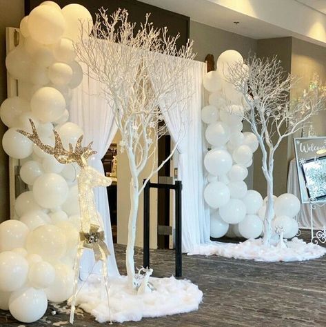 White Christmas Theme Party Ideas, Winter Formal Photo Backdrop, Winter Balloon Garland Backdrop, Winter Wonderland Sweet 16 Balloons, Winter Wonderland Festival Ideas, Winter Ball Dance Decorations, Winter Back Drop Ideas, Winter Formal Backdrop Ideas, Winter Ball School Dance