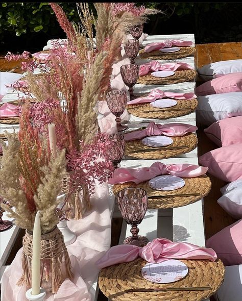 Pink Boho Tablescape, Picnic Brunch Ideas Table Settings, Pink Brunch Table Setting, Birthday Brunch Ideas Decorations Table Settings, Bruch Idea Birthday Decoration, Boho Brunch Decor, Picnic Bridal Shower Ideas, Thanksgiving Dinner Aesthetic, Bohemian Baby Shower Ideas