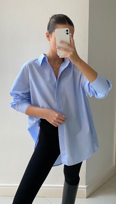 Boyfriend Shirt Outfits, Looks Com Short, Oversized Shirt Outfit, Blue Shirt Women, Homewear Fashion, Looks Street Style, Boyfriend Shirt, Mode Inspo, Inspiration Mode