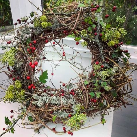 Christmas Wreath Making Kit on Eco-friendly Willow Bases Christmas Wreath Making, Christmas Wreath Designs, Wreath Making Kits, Natural Christmas Wreaths, Eco Christmas, Willow Wreath, Natural Wreath, Dried Flower Wreaths, Christmas Wreaths To Make