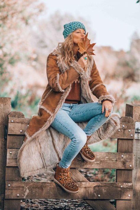 How to create your own warm Autumn fashion style? Bohemian Winter Outfits Boho Chic, Bohemian Wool Outerwear For Winter, Bohemian Winter Outerwear For Cold Weather, Bohemian Winter Sweater, Bohemian Outfits Winter, Bohemian Style Clothing Winter, Oversized Bohemian Winter Sweater, Hippie-style Fitted Winter Outerwear, Bohemian Winter Outfits