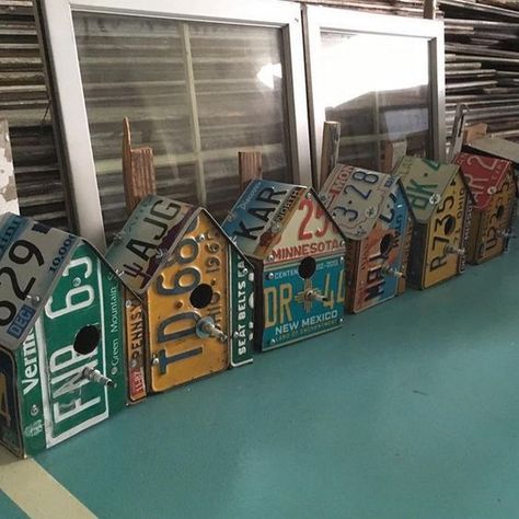 License Plate Crafts Projects, Bird Houses Ideas, License Plates Diy, License Plate Decor, License Plate Crafts, Birdhouse Ideas, Old License Plates, Licence Plates, License Plate Art