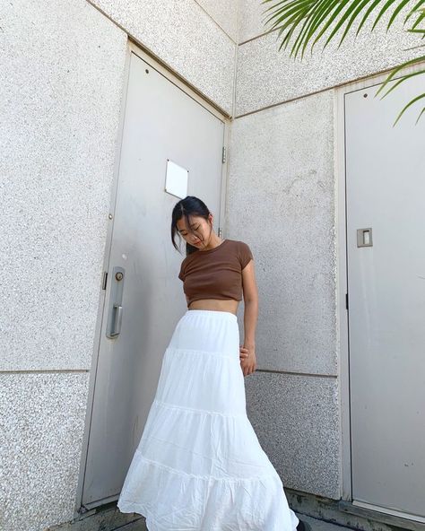 Shipping in india only Flowy White Skirt Outfit, Long Skirts Aesthetic, Long Skirt Outfits For Winter, Outfit Ideas Skirts, Outfits Leather Skirt, White Flowy Skirt Outfit, Long Skirts Outfit, Long Flowy Skirt Outfit, Winter Fashion Aesthetic