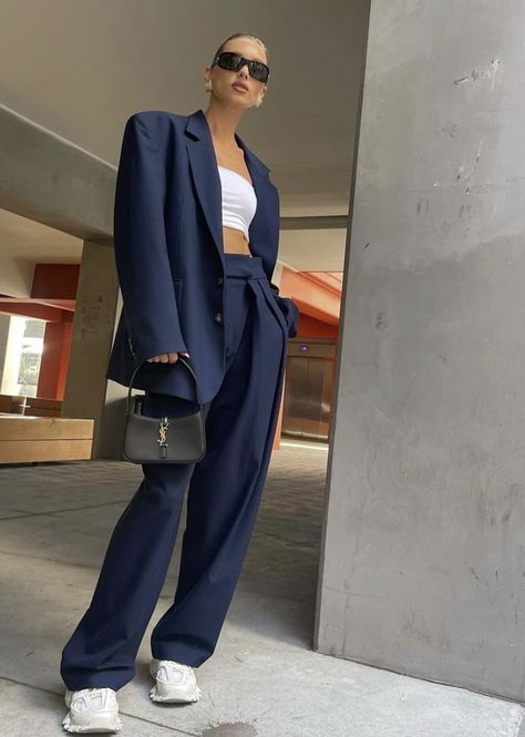 Navy Blazer Outfits, Business Portraits Woman, Street Shooting, Work Outfit Office, Blazer Outfits Casual, Beige Outfit, Set Outfits, Elsa Hosk, Brown Outfit