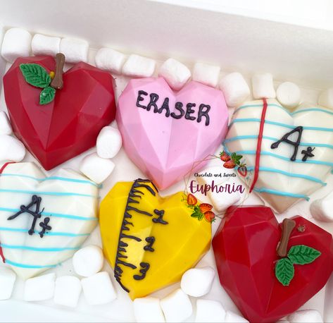 Teacher Breakable Heart, Sweet Treats For Teachers, Back To School Chocolate Covered Oreos, Teacher Sweet Treats, Teacher Appreciation Chocolate Treats, Teacher Appreciation Cakesicles, Back To School Chocolate Treats, Teacher Appreciation Sweet Treat Ideas, Teacher Oreos