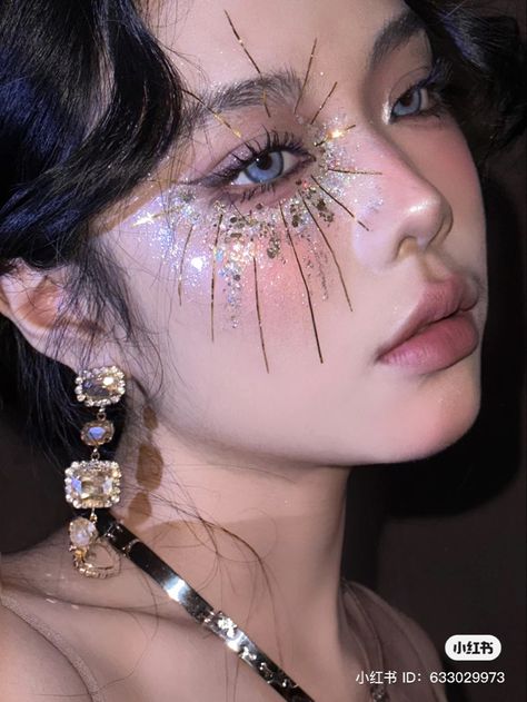 Gold Douyin Makeup, Celestial Makeup Looks, Tarot Makeup, Moon Goddess Makeup, Douyin Beauty, Dark Fairy Makeup, Dragon Makeup, Makeup Layout, Makeup Douyin