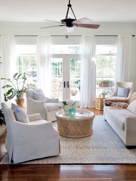 Malibu Home Aesthetic, Coastal Casual Living Room, Florida Living Room, Old Southern Homes, Casual Living Room, Transitional Coastal, Beach House Living Room, Bungalow Homes, Nancy Meyers