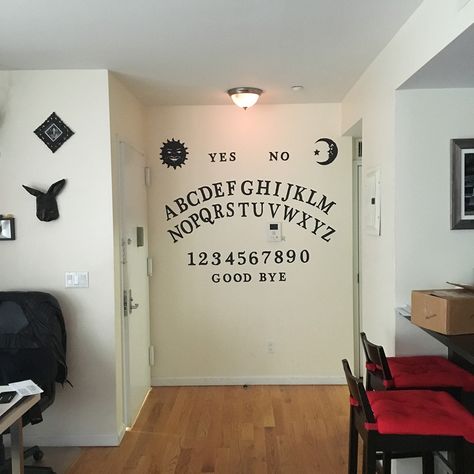 Homemade ouija board wall decoration Homemade Wall Decorations, Casa Halloween, Homemade Halloween Decorations, Halloween Tattoo, Halloween Wall Decor, Goth Home, Board Wall, Ouija Board, Decoration Party