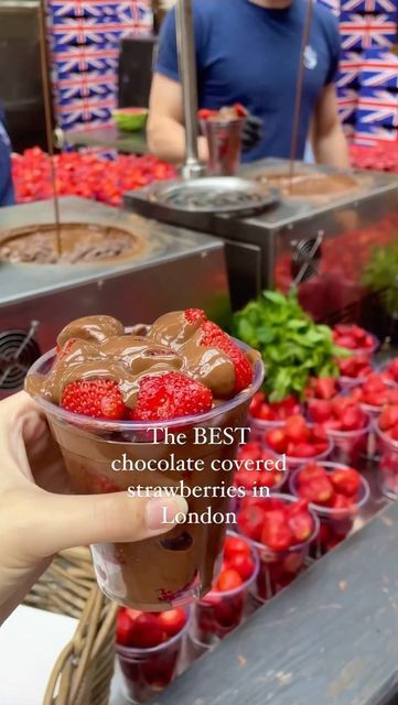 Lindsey | Travel 🌸 on Instagram: "Forever daydreaming about the best chocolate strawberries in London! They are just minuets away from London Bridge Station! Stop by Borough Market and pick some up for yourself 😍🍫🍓 #chocolate #chocolatecoveredstrawberries #strawberries #londontreats #boroughmarket #london #thingstodolondon #londonfoodie #londonfood #bestdessertlondon #travel #travelblogger #budgettravel #instagramablefood #instagramableplace #foodlover" Chocolate Strawberries London, Borough Market London Strawberries, Choc Strawberries, London Chocolate, Strawberry And Chocolate, Chocolate And Strawberry, London Cafe, Beauty Diet, Market Day