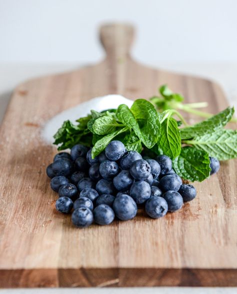 blueberries and mint Blueberries For Sal, Lemon Blueberry Cupcakes, Blueberry Mint, Mint Simple Syrup, Blueberry Farm, Blueberry Cupcakes, Beautiful Fruits, Lemon Blueberry, Mint Julep