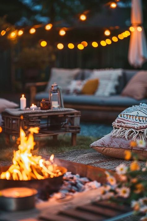 Cozy Bonfire Party Decoration Ideas to Try Witchy Bonfire, Rustic Outdoor Party Decorations, Camping Bonfire, Ladies Bonfire Night, Garden Bonfire, Bachelorette Party Fall, Bonfire Night Party Decorations, Bonfire Wedding Ideas, Cozy Theme Party