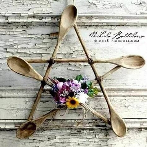 Wooden Spoon Star Wreath DIY...... Witch Pentagram, Witch Kitchen, Witchy Kitchen, Wiccan Crafts, Pagan Crafts, Kitchen Witchery, Witchy Crafts, Diy Upcycling, Witchy Decor