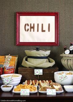 Set up a chili bar with these tips, ideas, and images, plus my all-purpose chili recipe. Nacho Bar, Chili Bar Party, Winter Wonderland-party, Sandwich Vegetarian, Soup Bar, Parties Themes, Chili Bar, Neighborhood Party, Table D Hote