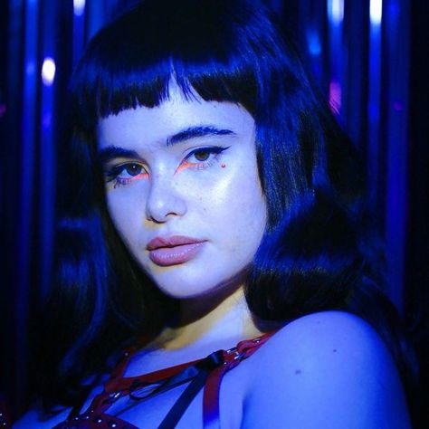 Euphoria Characters Makeup, Euphoria Characters, Euphoria Maddy, Neon Eyeshadow, Euphoria Makeup, Barbie Ferreira, Ground Breaking, Kehlani, Grunge Hair