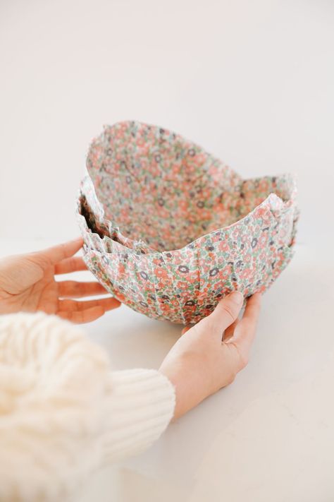 Papier mache fabric bowls DIY tutorial Paper Mache Fabric Bowls, Fabric Mache Bowls, Diy Papier Mache, Fabric Mache, Fabric Twine, Handmade Paper Cards, 2023 Crafts, Classic Paper, Colorful Desk