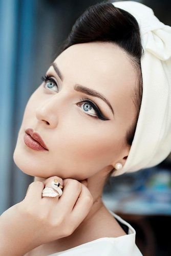 Retro And Vintage Wedding Makeup Ideas ★ See more: https://www.weddingforward.com/vintage-wedding-makeup/7 Maquillage Pin Up, Vintage Wedding Makeup, Fresh Wedding Makeup, 1950s Makeup, 50s Makeup, Wedding Makeup Vintage, Vintage Makeup Looks, Idda Van Munster, Wedding Hairstyles And Makeup