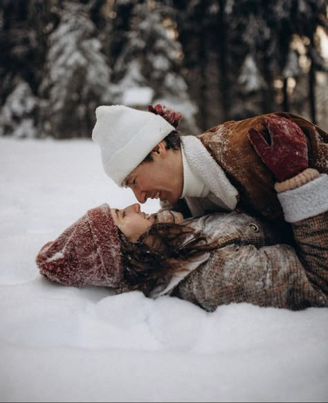 Winter Photo Outfits Women, Cold Couple Photoshoot, Engagement Photos In Snow, Snow Couple Photoshoot, Snowy Photoshoot, Photoshoot Snow, Winter Couple Pictures, Couple Photography Winter, Christmas Couple Photos