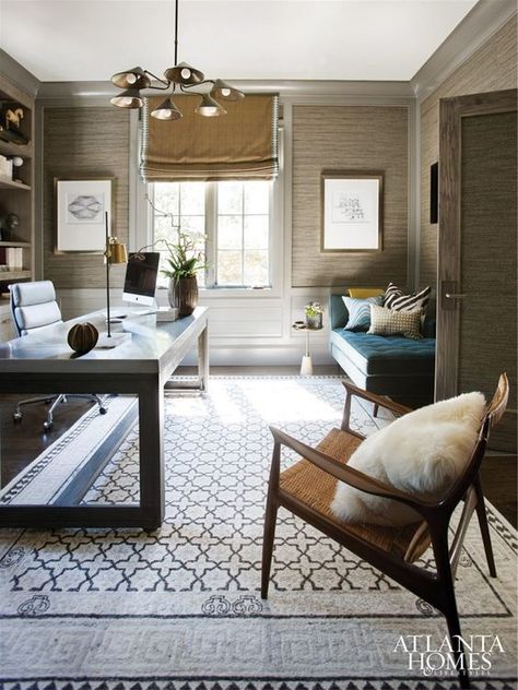 This home office includes a spacious desk, a corner chaise, and a midcentury chair to allow for multiple workstations. / Source Studio In Casa, Home Office Library, Contemporary Home Office, House Of Turquoise, Office Layout, Home Luxury, Atlanta Homes, Modern Home Office, Home Office Space