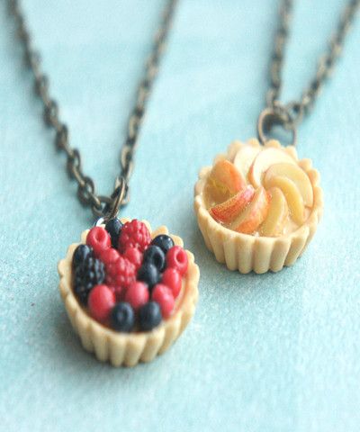 fruit tart necklace Berries Tart, Earrings Animals, Cercei Din Lut Polimeric, Fimo Kawaii, Bronze Chain Necklace, Crea Fimo, Peach Tart, Food Necklace, Mini Torte