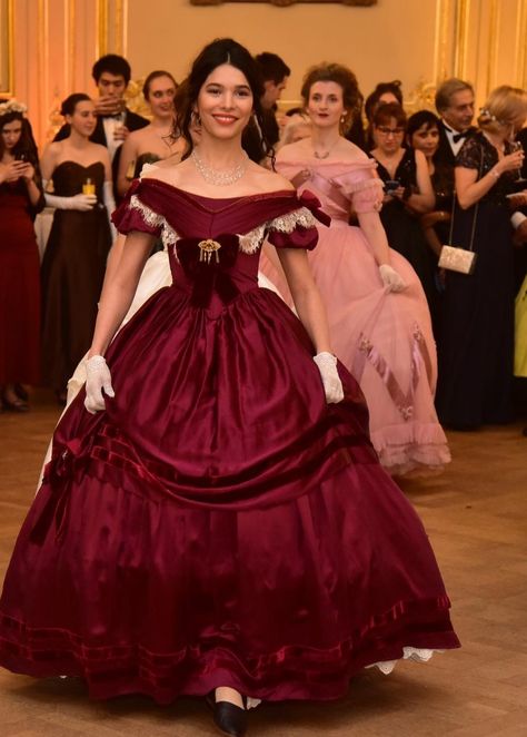 Historical Ball Gowns, 1800 Ball Gowns, Formal Dresses Off Shoulder, Victorian Clothing Women, Victorian Evening Gown, Fairy Corset, Victorian Ball Gowns, 1860s Dresses, Victorian Ball