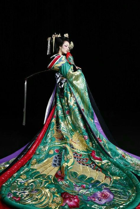 #kimono #japan Furisode Kimono, Guo Pei, Madame Butterfly, Mode Kimono, Costume Designer, Beautiful Kimonos, Mongolia, Japanese Kimono, Japanese Women