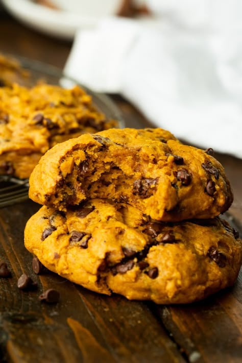 Thick and perfectly spiced pumpkin chocolate chip cookies are the best kick off into fall. #pumpkincookies #pumpkinchocolatechipcookies #falldesserts Best Pumpkin Chocolate Chip Cookies, Pumpkin Chocolate Chip Cookies Recipe, Yummy Things To Bake, Cookies Video, Oh Sweet Basil, Pumpkin Cookie Recipe, Yummy Desserts Easy, Pumpkin Spice Cookies, Easy Healthy Smoothies