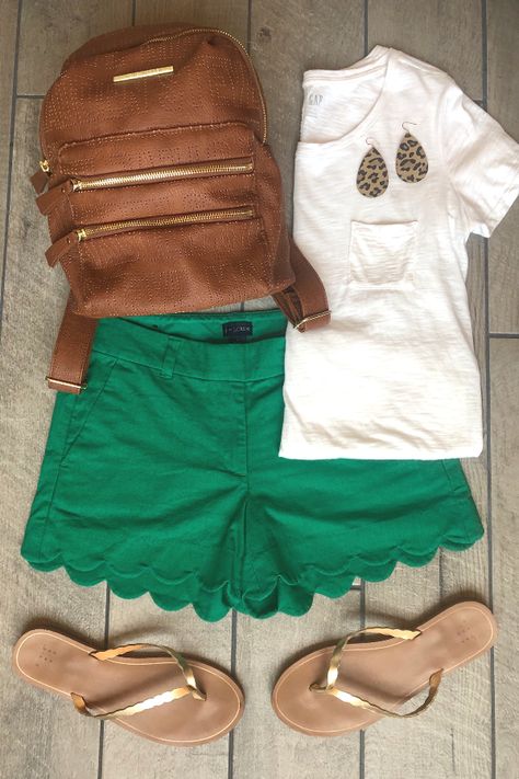 Scallop Shorts Outfit, J Crew Shorts Outfit, Kelly Green Shorts Outfit, What To Wear With Green Shorts, How To Style Green Shorts, Bright Shorts Outfit, Mint Green Shorts Outfit, Green Short Outfits, Green Shorts Outfits Women