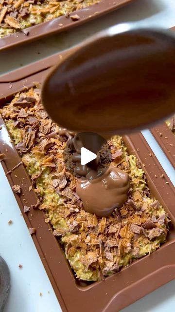 FUNQUICKBITES on Instagram: "Making those iconic Dubai stuffed chocolate bars !! 10/10 recommend 🏄‍♂️  Here’s how to make  1. Melted white and milk chocolate to create the top layer in my chocolate molds then froze for 10 minutes. 2. Cooked shredded kanafa in olive oil until golden brown and crispy, then stirred with @eatpistakio spread. (Code: LAUREN15) 3. Add the kanafa pistachio spread in the chocolate molds, followed by crushed @naturalnectar chocolate crispy crepes. 4. Spread more chocolate on top for the bottom layer. Placed the chocolate bars in the freezer until solid, about 15-20 minutes. Enjoy!!  Would you give this a try?! 👀  Via: @brightmomentco Follow: @funquickbites for more" Stuffed Chocolate Bar, Dubai Chocolate Bar Recipe, Dubai Chocolate Bar, Chocolate Molds Recipe, Pistachio Spread, Turkish Chocolate, Tart Chocolate, Dubai Chocolate, Chocolate Bar Recipe