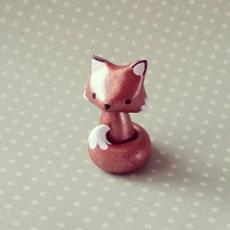 Clay Fox, Polymer Clay Figures, Clay Diy Projects, Polymer Clay Animals, Cute Polymer Clay, Polymer Clay Miniatures, Polymer Crafts, Clay Animals, Clay Ornaments