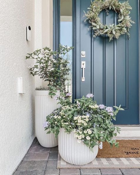 White Outdoor Planters Front Door, Flower Garden Ideas In Front Of House Simple Entrance, Blue And White Planter, Planter Front Of House, Front Door Planter Ideas Entrance, Planters In Front Of House, Planter Front Door, Front Door Pots, Front Door Planter Ideas