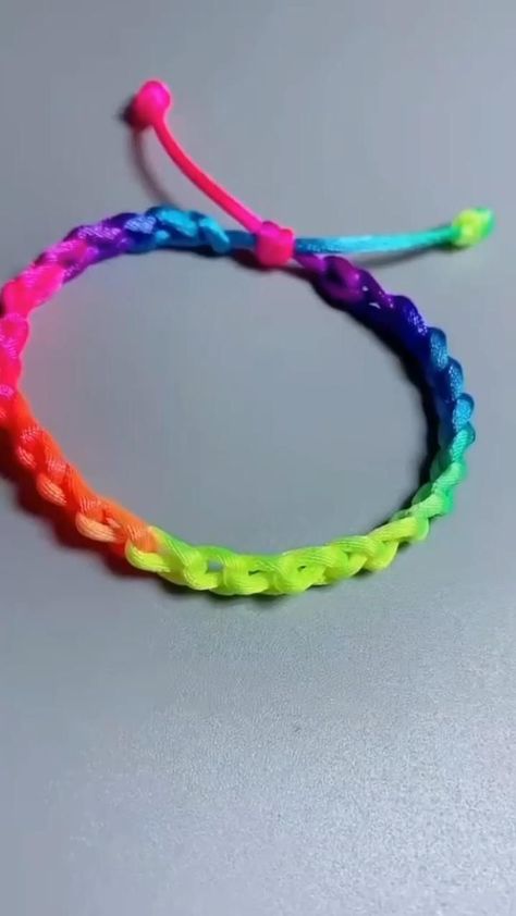 Handmade Friendship Band, Friendship Band, Diy Bracelets With String, Kraf Kertas, Diy Friendship Bracelets Tutorial, Braided Bracelet Diy, Friendship Bracelet Patterns Easy, Diy Bracelets Tutorials, Seni Dan Kraf